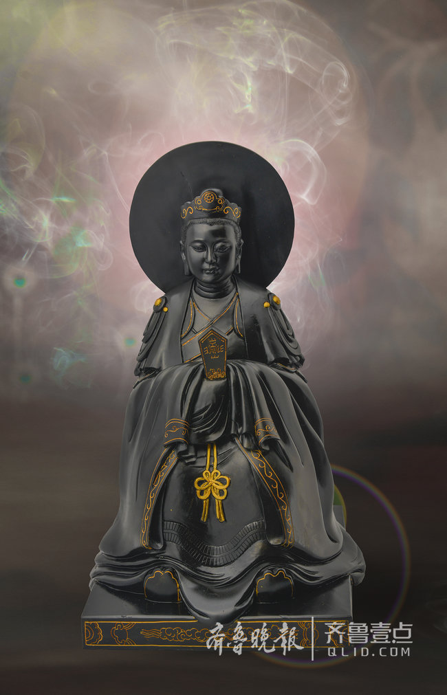 12月6日下午,泰山碧霞元君标准像在泰山脚下揭开神秘面纱.