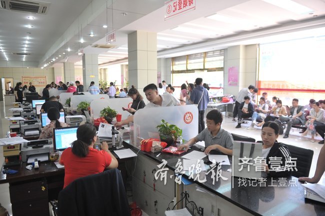 德城区166对新人扎堆领证, 有人凌晨四点多来