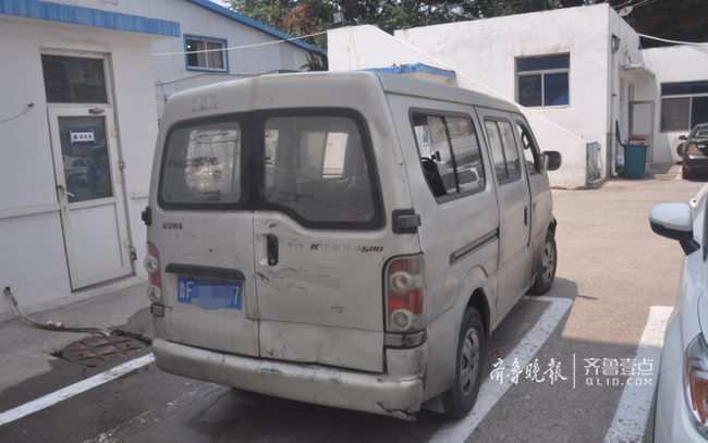 買車後從不年檢男子駕駛報廢麵包車販賣水果