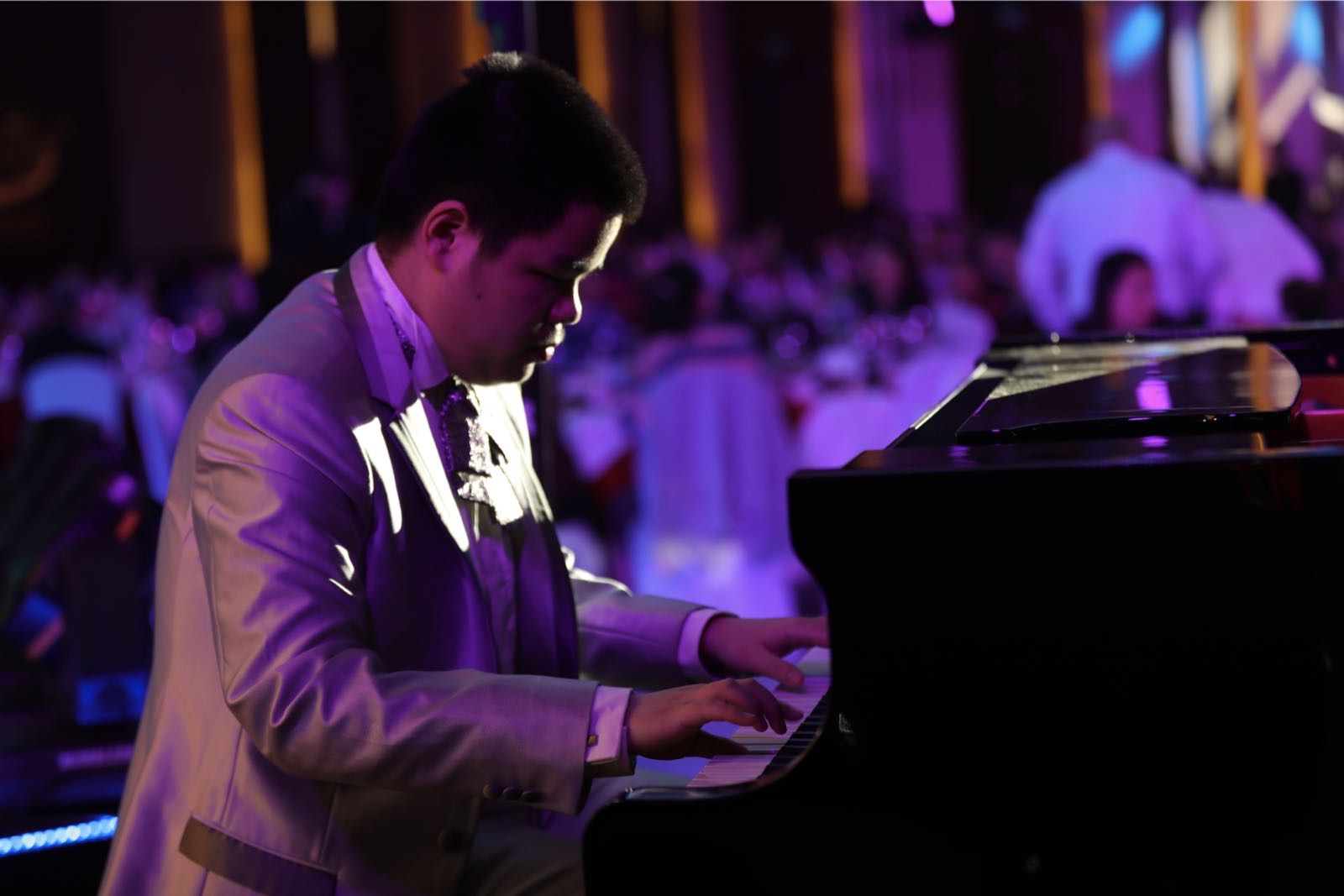 高峰傲杂志携手光明天使基金,为盲人点亮心灯