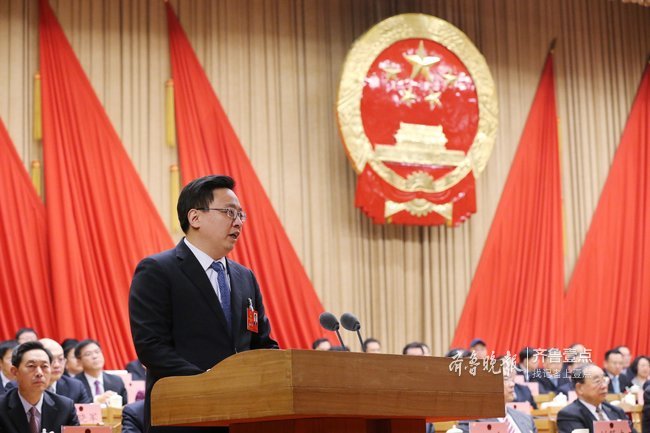 当选的烟台市市长陈飞作任职讲话 齐鲁晚报 齐鲁壹点 记者 赵金阳 摄