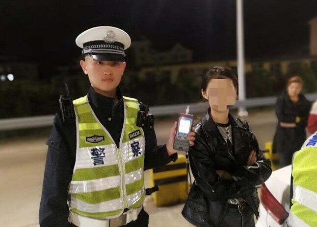 烟台98年女司机高速酒驾被查,自称年龄小不懂事