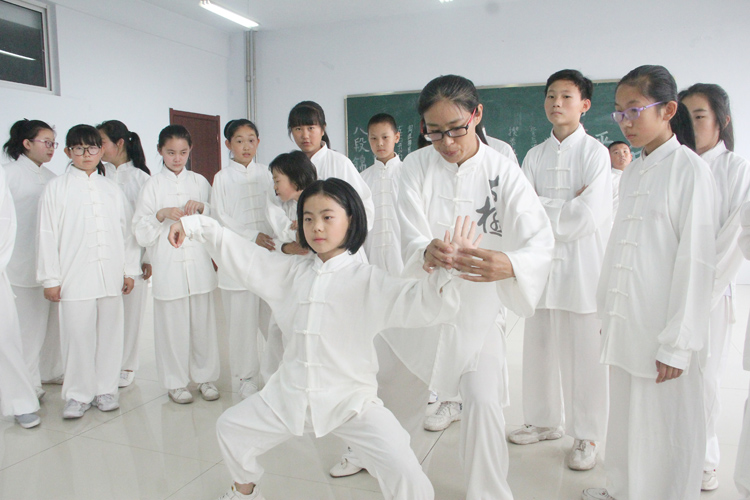 在无棣县第一实验小学,信明俊老师正在指导学生们进行健身气功八段锦