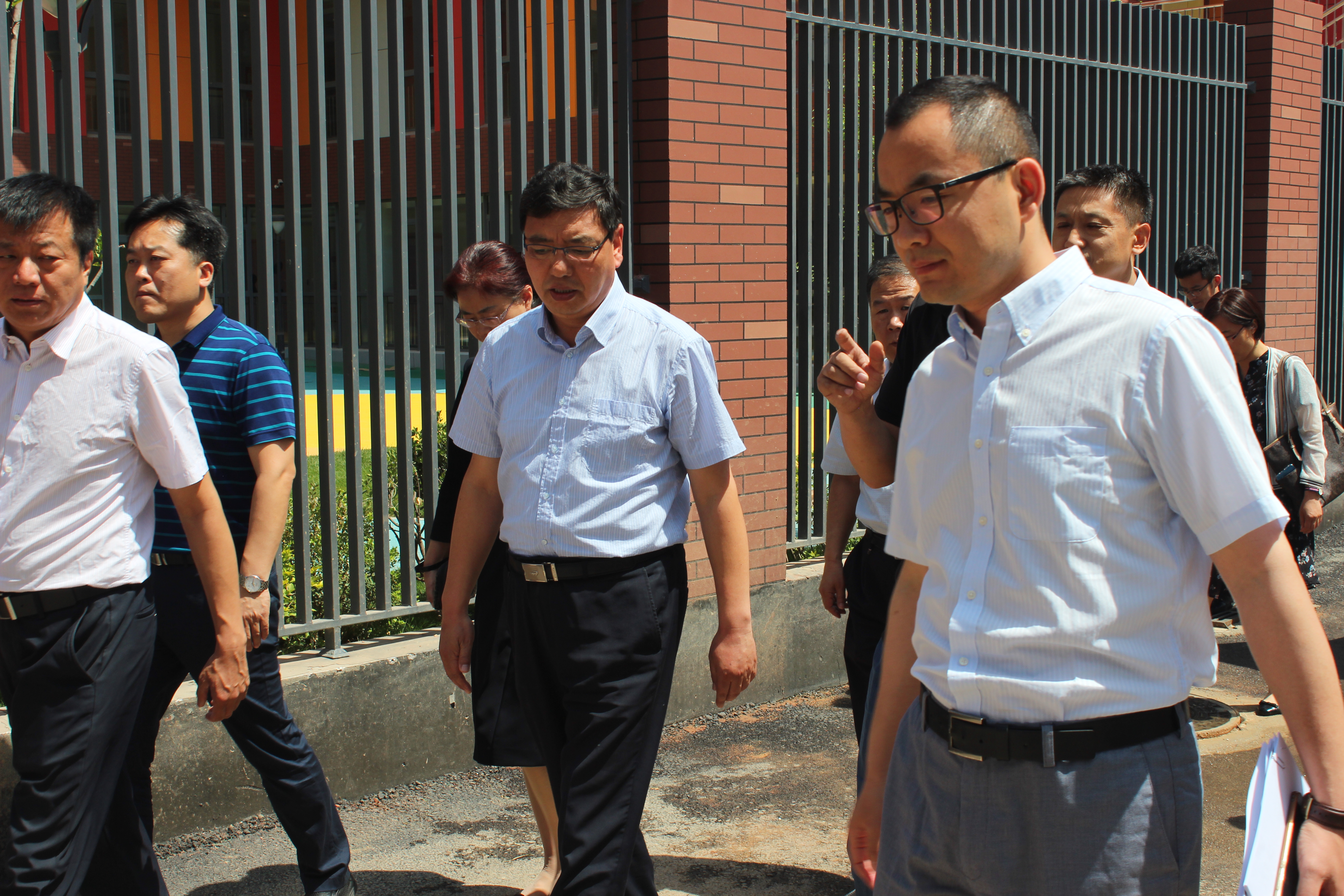 领导们视察济南市托马斯外籍人员子女学校