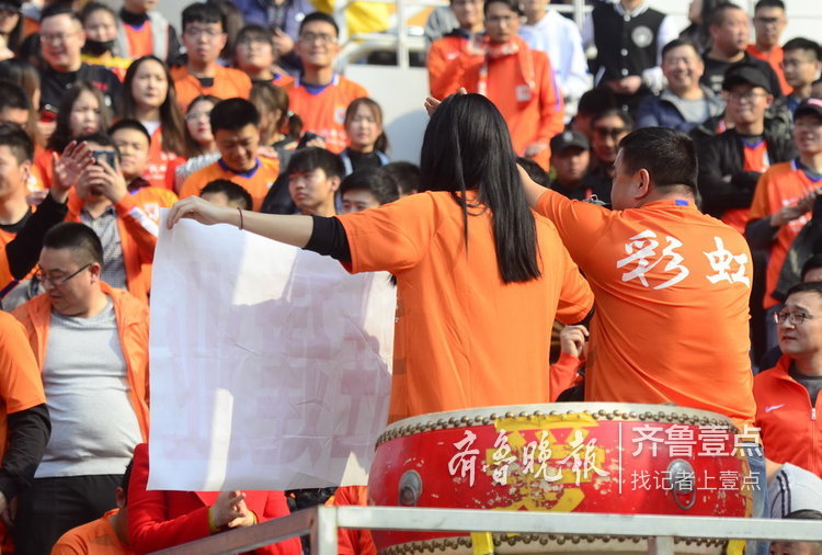 外国美女球迷到场,为山东鲁能助威