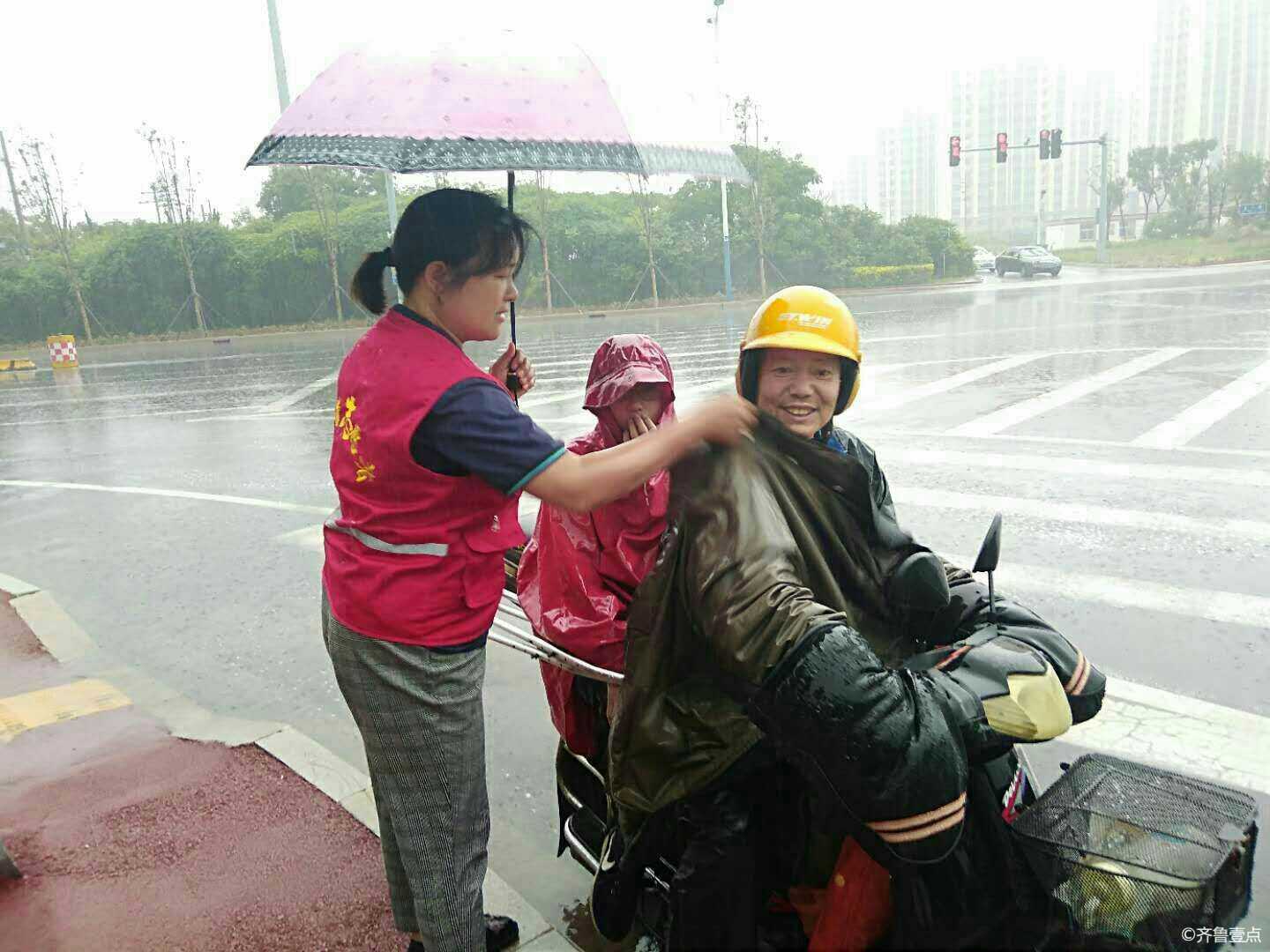 芦花飞雪志愿者积极参与文明交通劝导活动