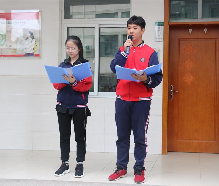 主持人杨雅茹,李开阳