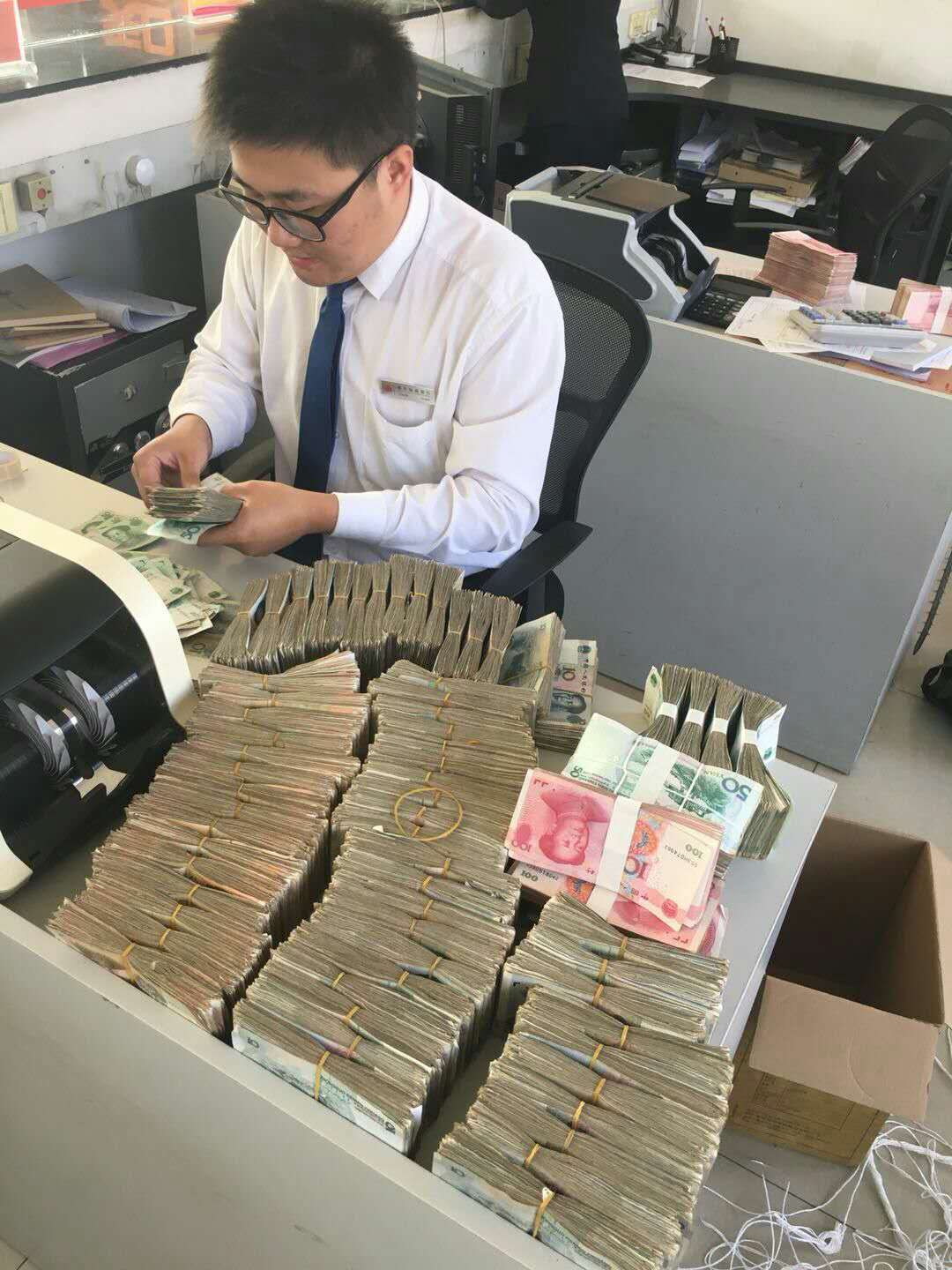 24万零钱隔着屏幕都能闻见钱味!柜员小哥仨小