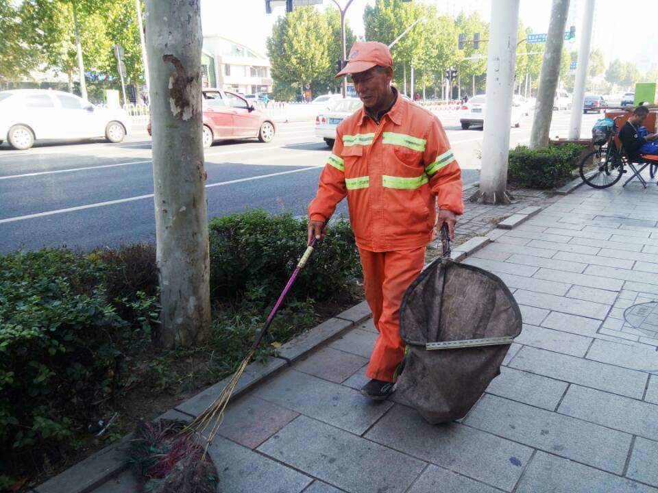 淄博环卫工人李希祥:爱好写作 6年创作90多首