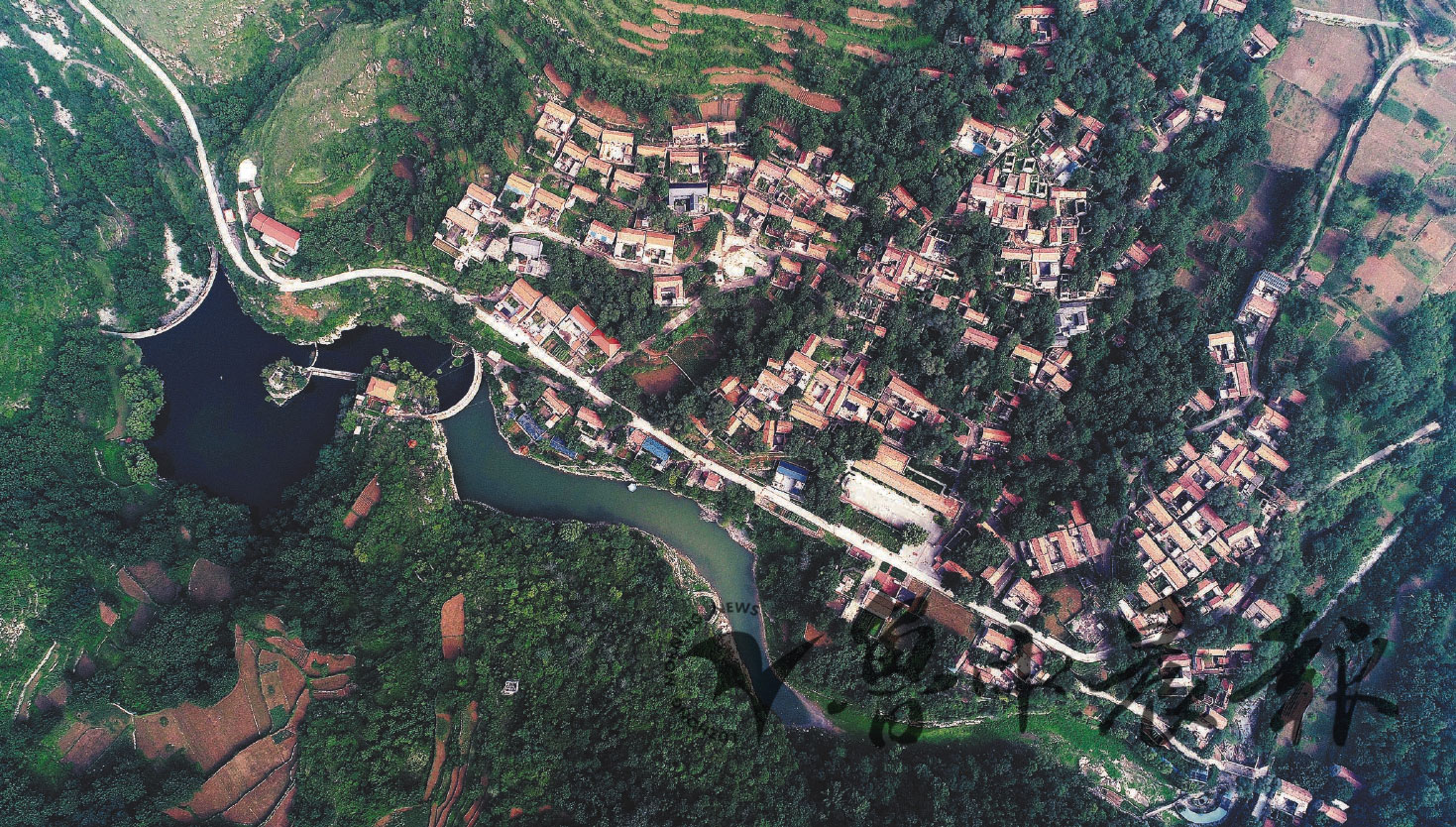 在中共淄川县委东牛角纪念馆的院子里,有一座六人的雕像,分别是抗日