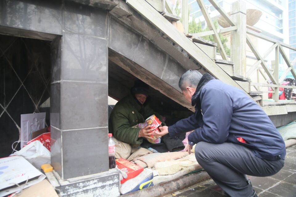 市救助站雪中救助一流浪者