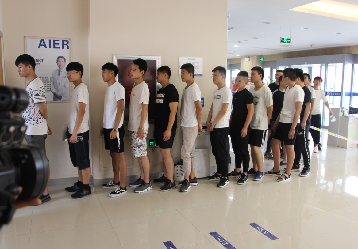 2018年大学生征兵体检在东营爱尔眼科医院正