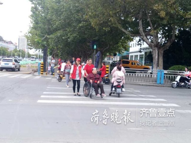 烟台春晖志愿者参与文明交通,为道路安全保驾