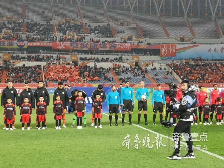 亚冠|两队球员入场,比赛开始