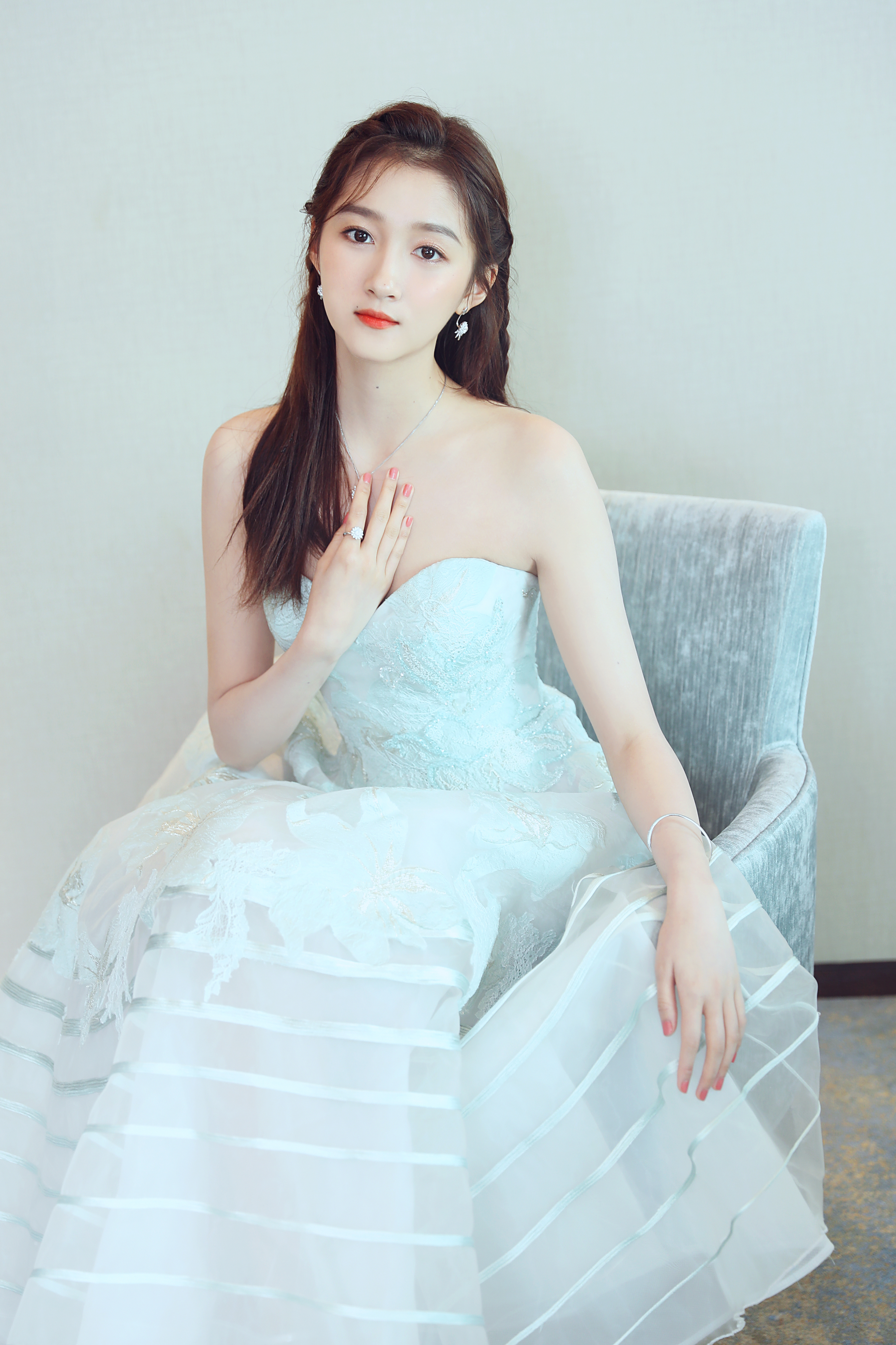 "95后人气演员"关晓彤作为世纪缘的最新代言人,出席了此次星光盛典.