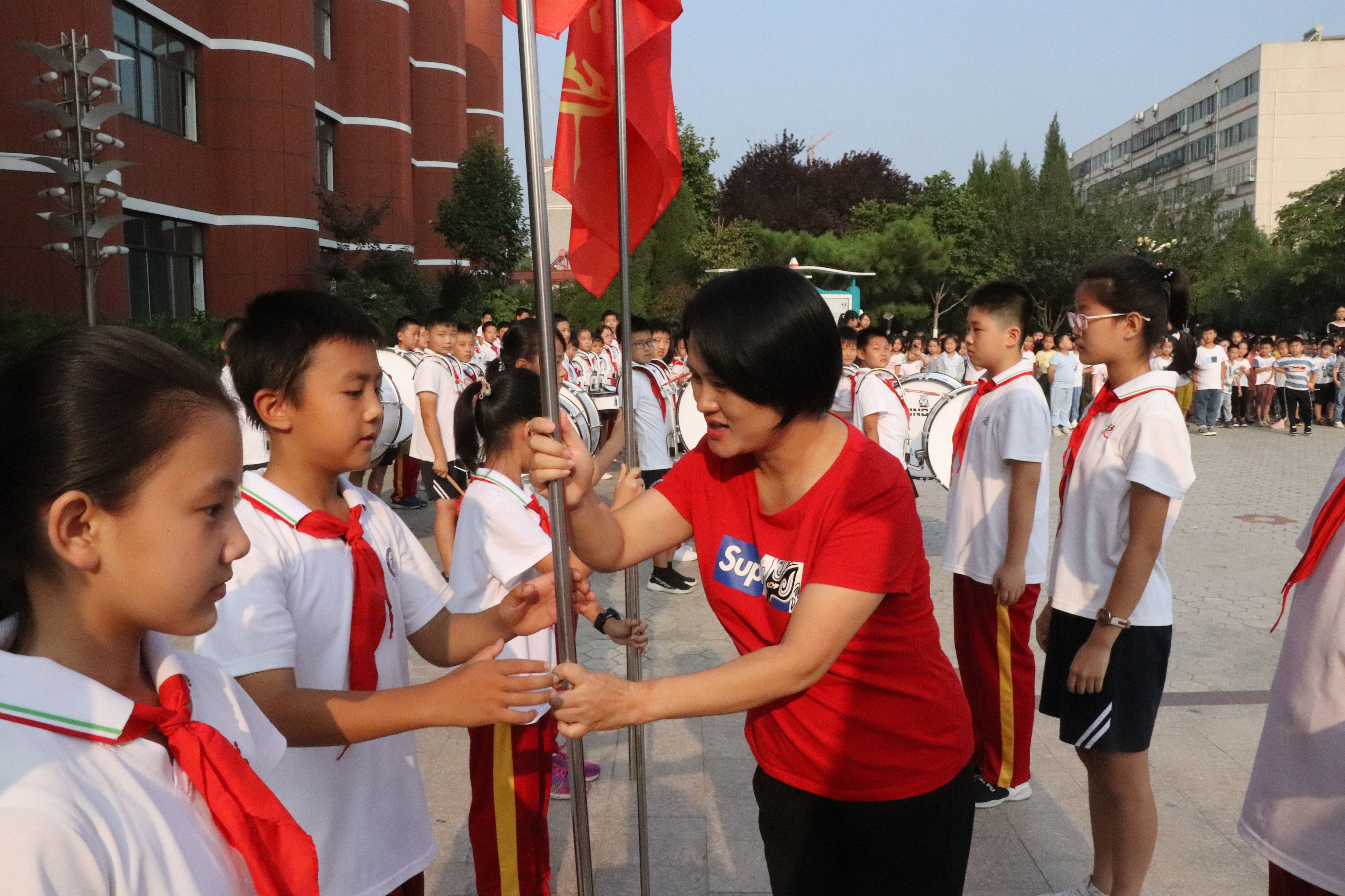 长清石麟小学举行英雄中队授旗仪式