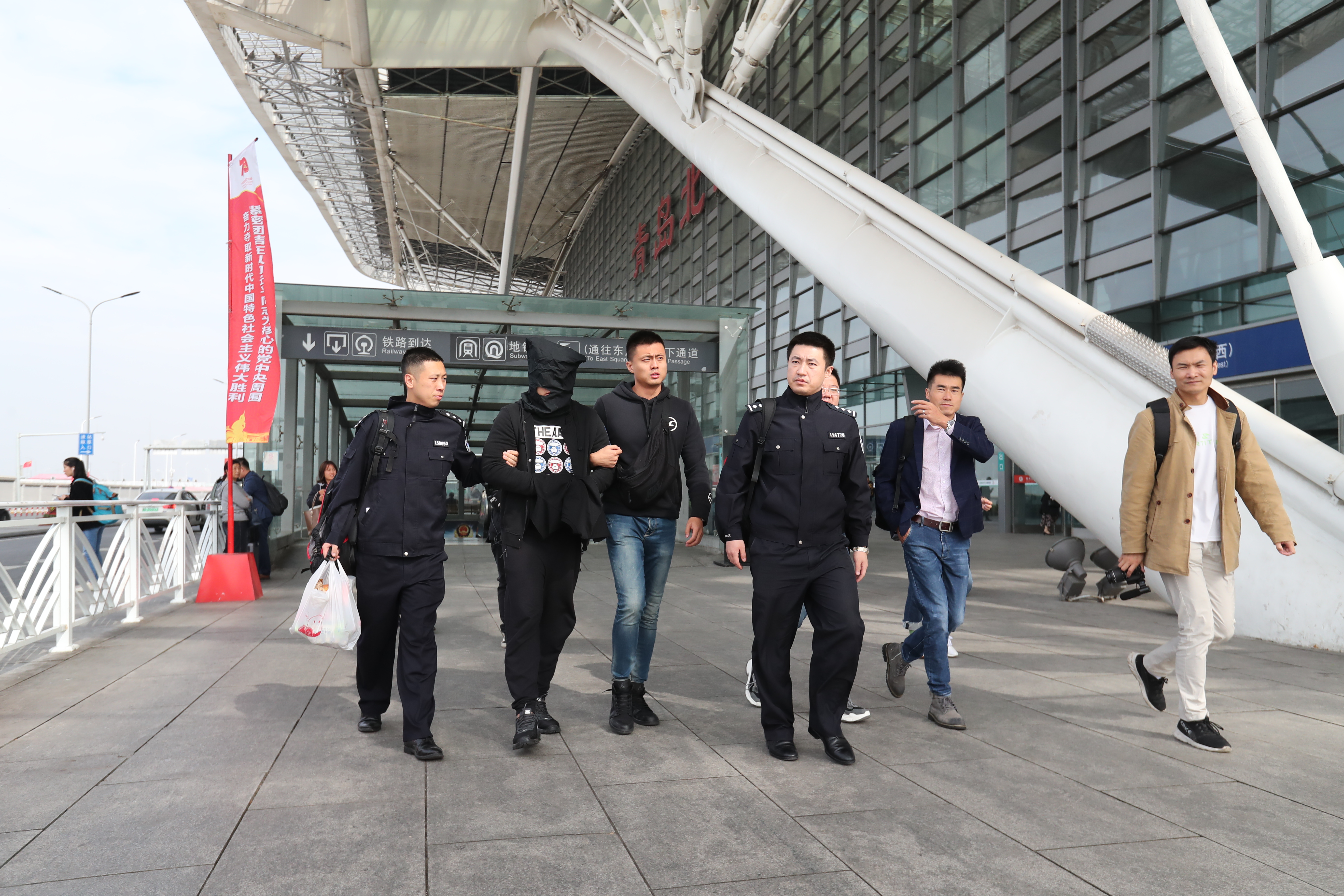 【雷霆攻势专栏】香港中路派出所劝返逃犯回国自首