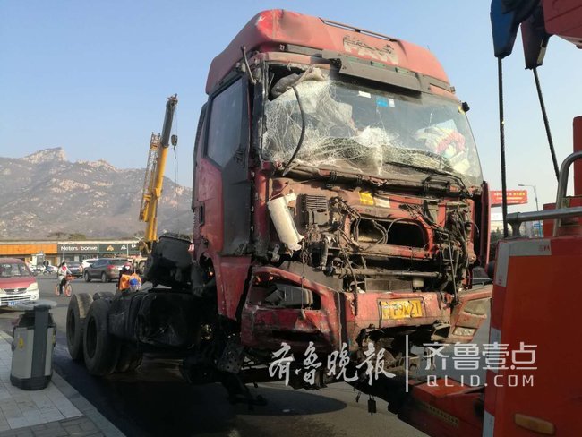 泰安:大货车失控,撞坏路灯和路边公交车_齐鲁