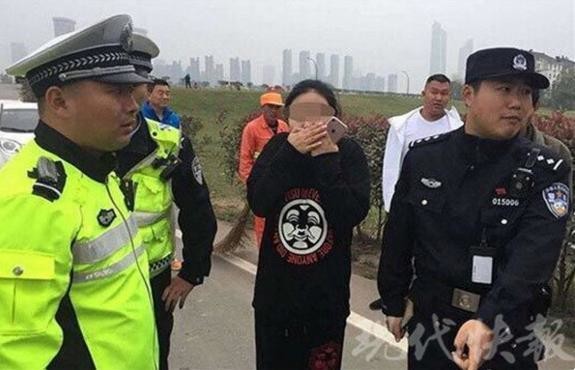 莫做低头族!女子开车时玩手机,将玛莎拉蒂冲进