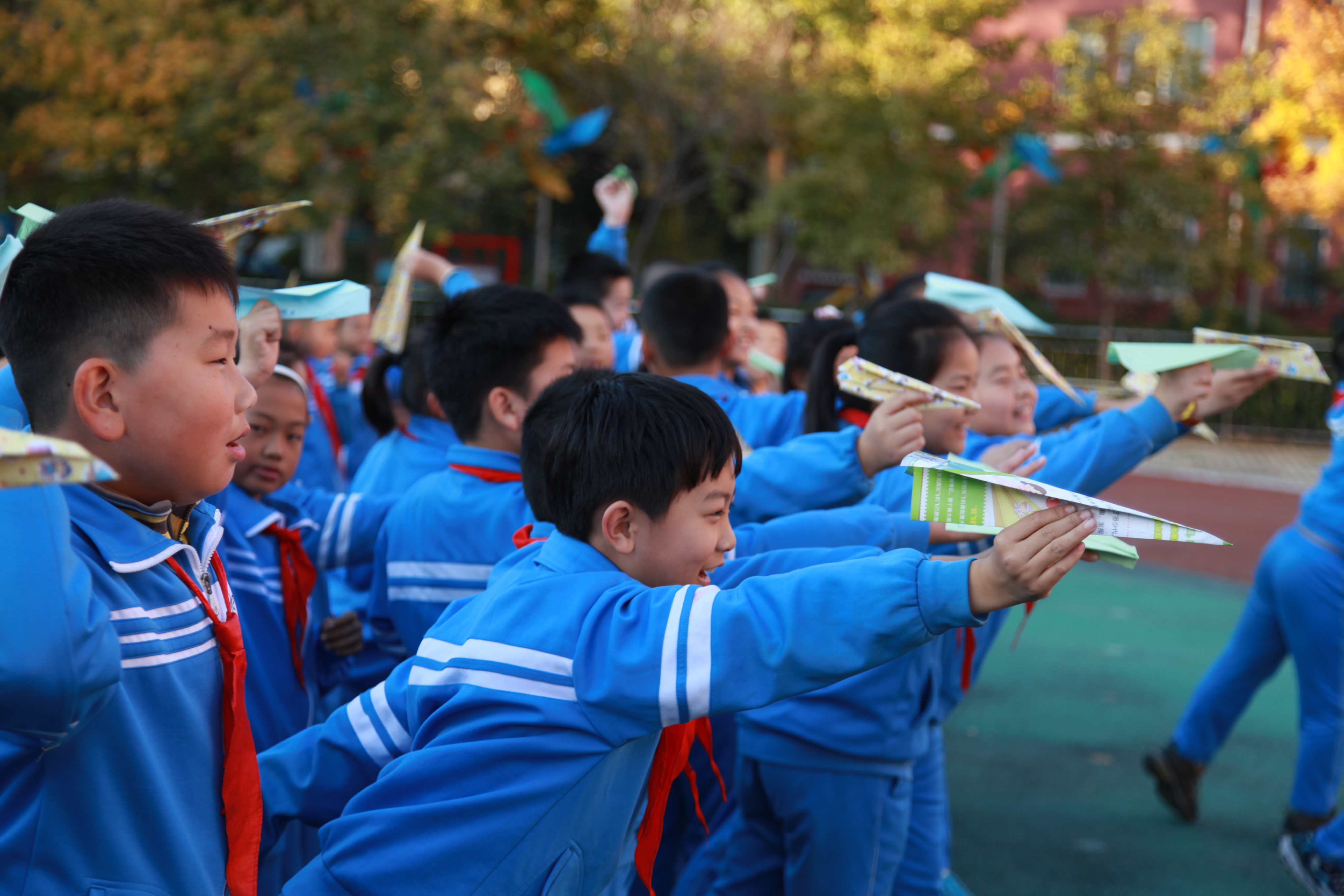 放飞纸飞机,让"爱心"集结