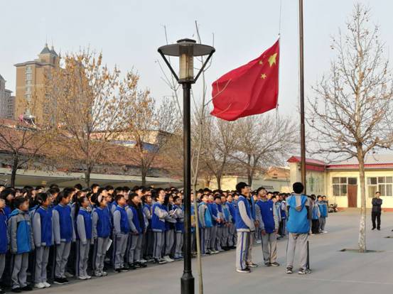 阳信县幸福中学全体师生践行"学雷锋活动月"