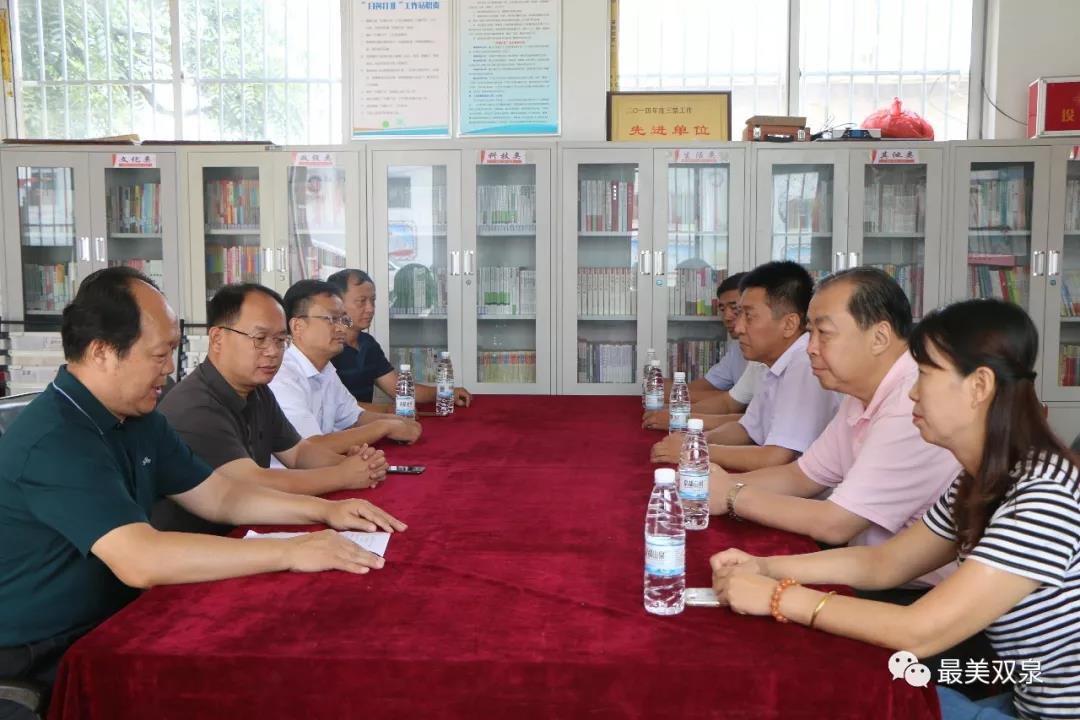 座谈会上,双泉镇党委书记张儒涛对时局长以及爱心企业的到来表示热烈