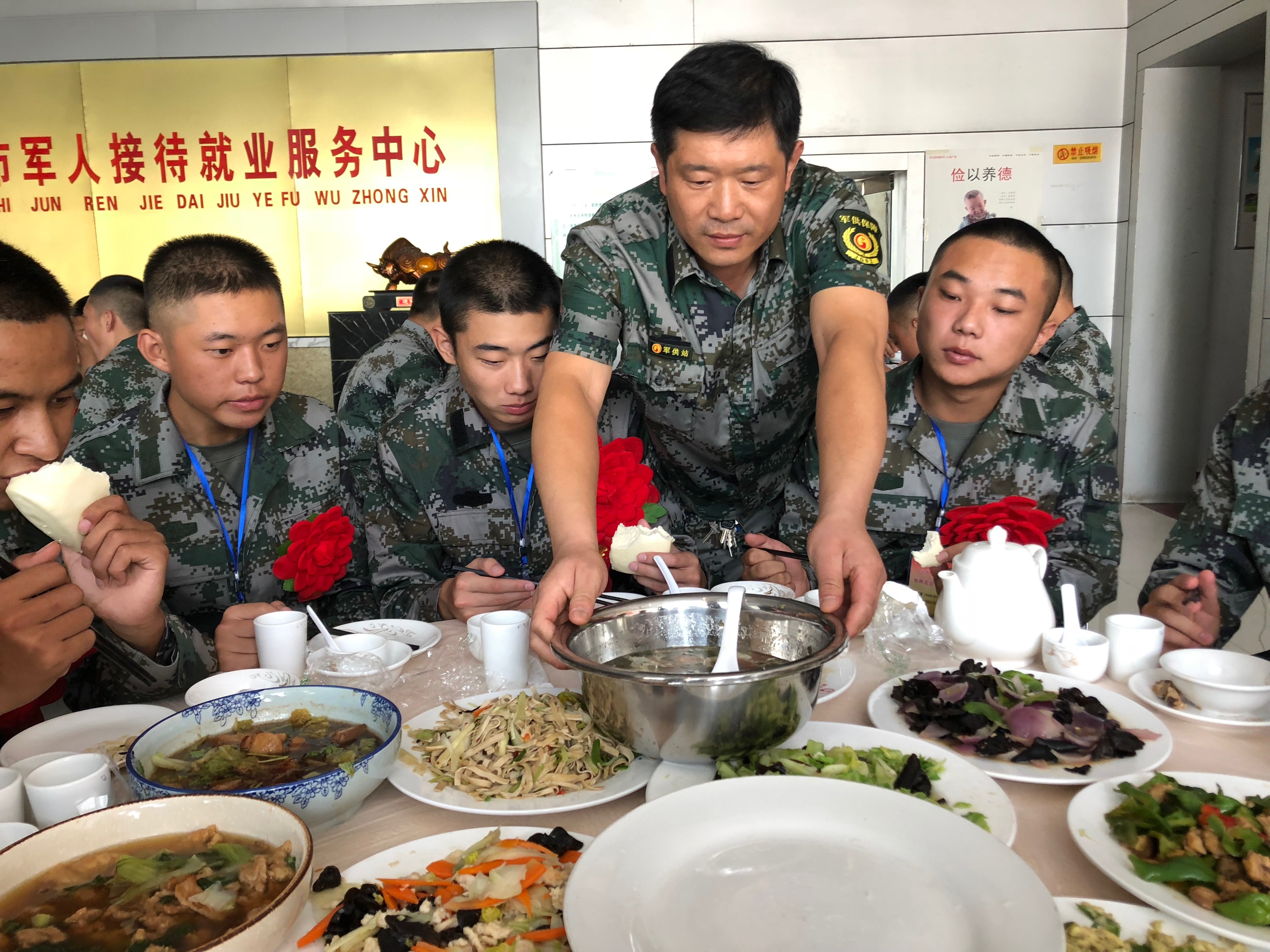 济宁市人民政府军供站为启程新兵暖胃都是家乡味