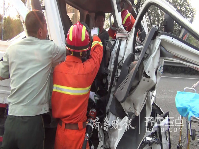 三车事故,客车货车追尾!济阳消防官兵连救被困两人