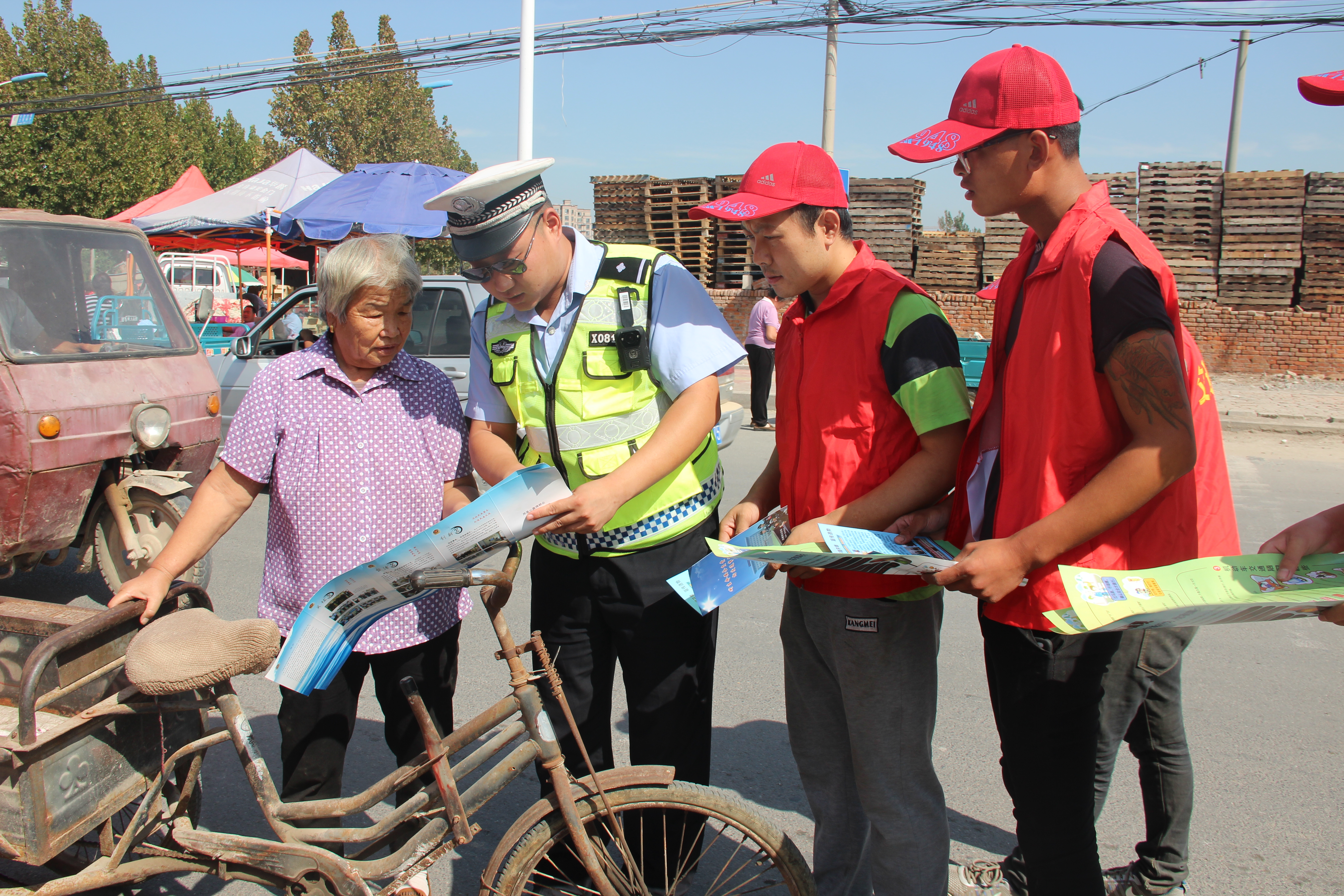 5月26日,交警大队民警走进辖区开展交通安全宣传活动.