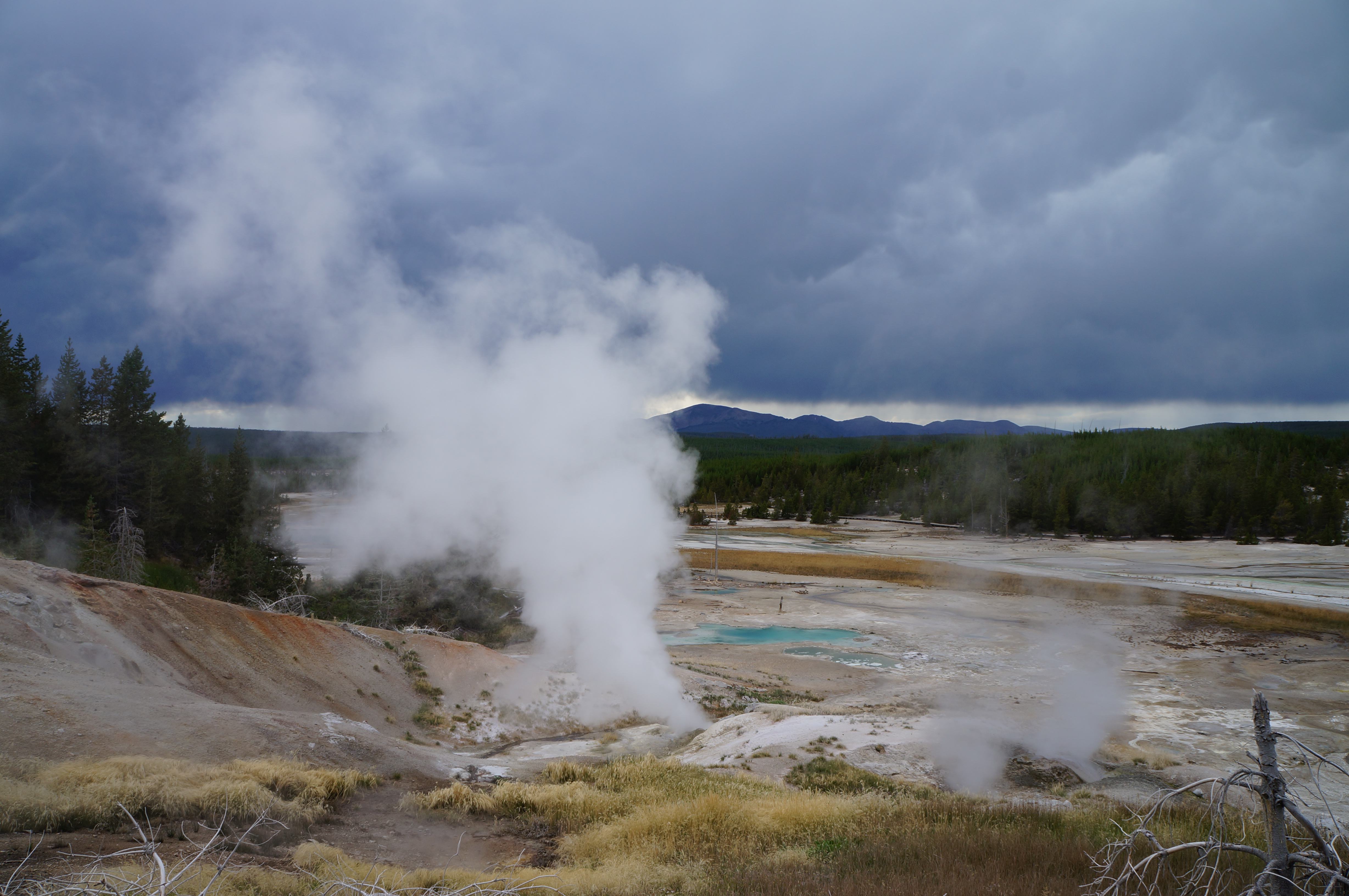 与地震有关美国黄石公园汽船喷泉6月份喷发7次