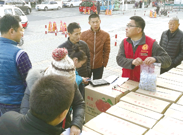 苹果滞销,东营利津七旬大娘犯了愁 志愿者伸出