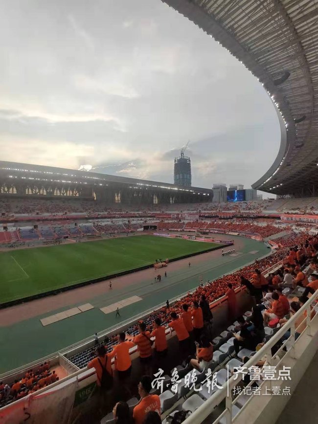 球迷太热情鲁能vs国安赛前一小时看台已坐满大半