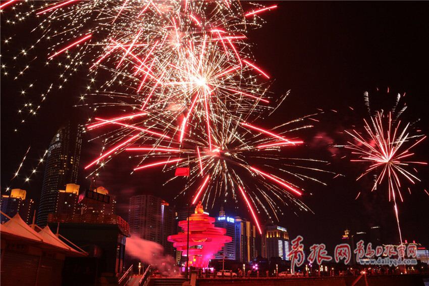 美翻了青岛五四广场烟花秀点亮新春