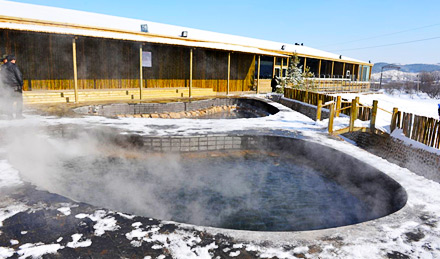 天下第一泉风景区纳客7.78万人次,温泉滑雪最火爆_山东新闻_大众网