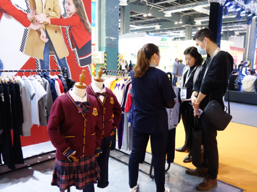 匠心手作，T100产品亮相上海校服园服展(图3)