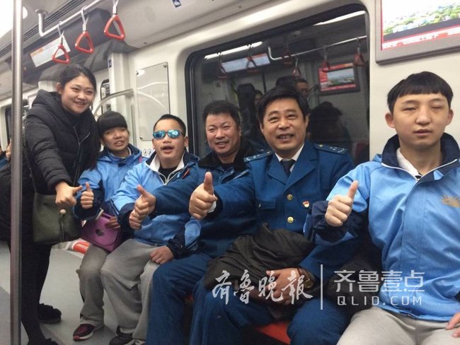 国际残疾人日 青岛志愿者带领盲童试乘地铁2号