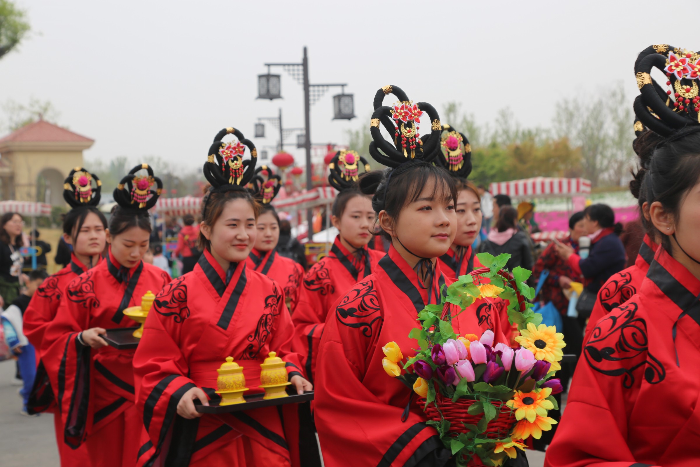 参照山海经重现花神祭女官游走花海如仙女