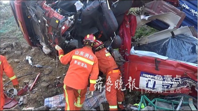 京台高速半挂车追尾坠沟 泰安消防人员紧急救援
