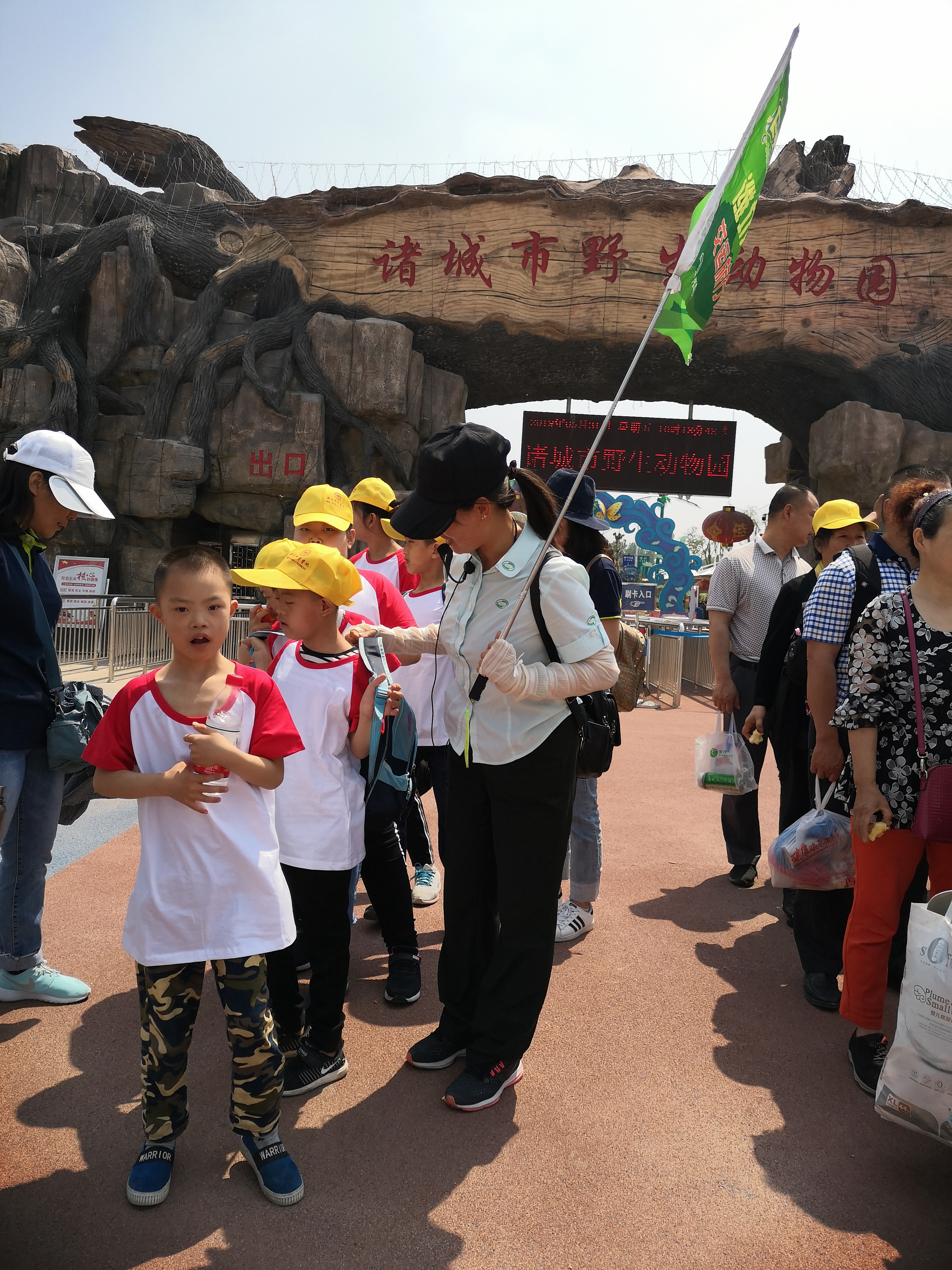 濰坊交運旅遊集團公司的工作人員帶領他們走進諸城野生動物園遊玩,圓