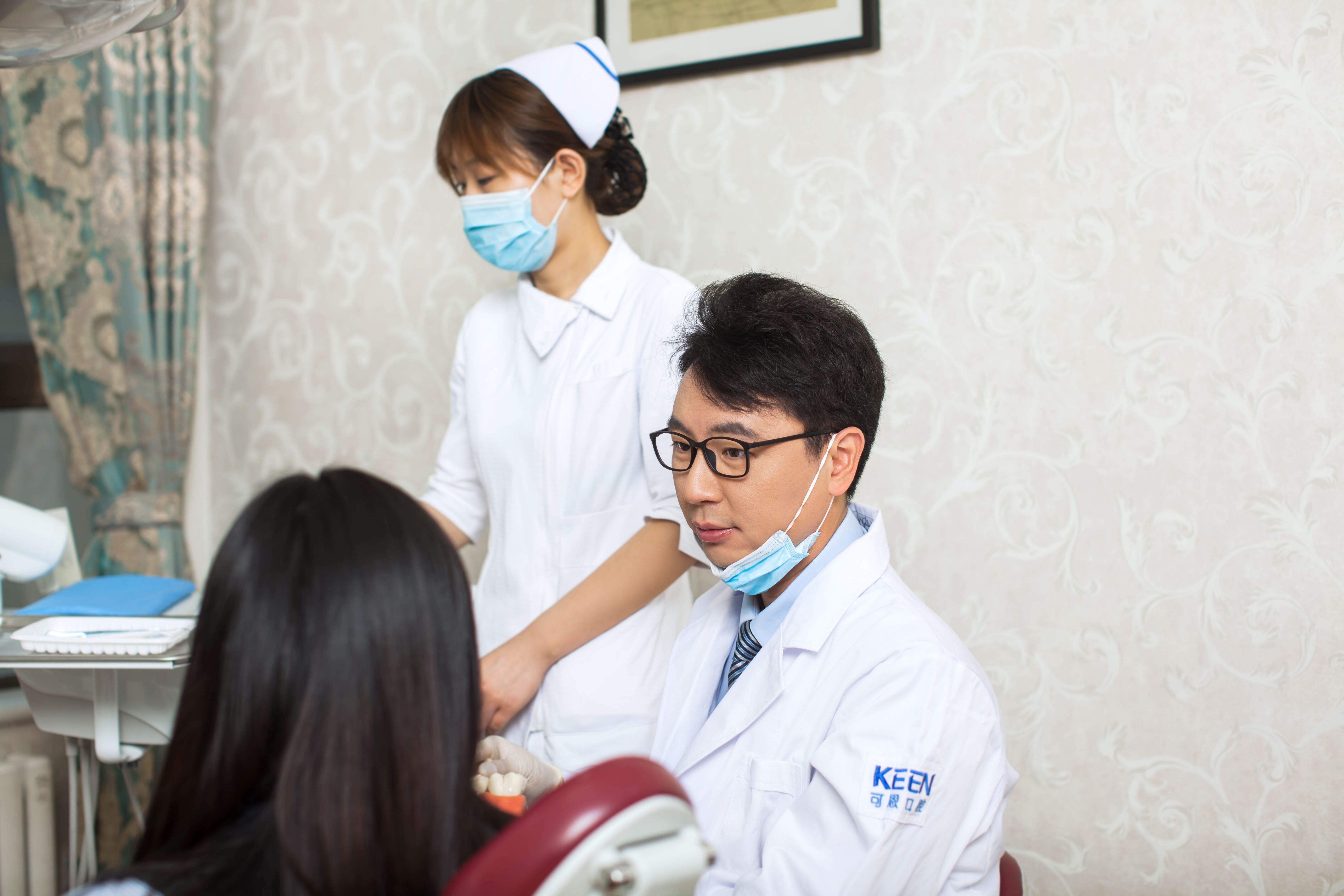 可恩口腔签约家庭牙医进口种植牙免费送