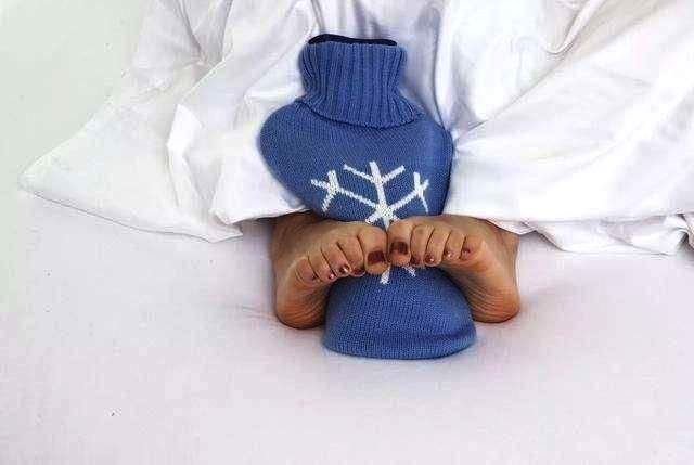 比如会经常接触凉水缓解炎热,睡觉怕热喜欢双脚外露,甚至夏天喜欢光脚