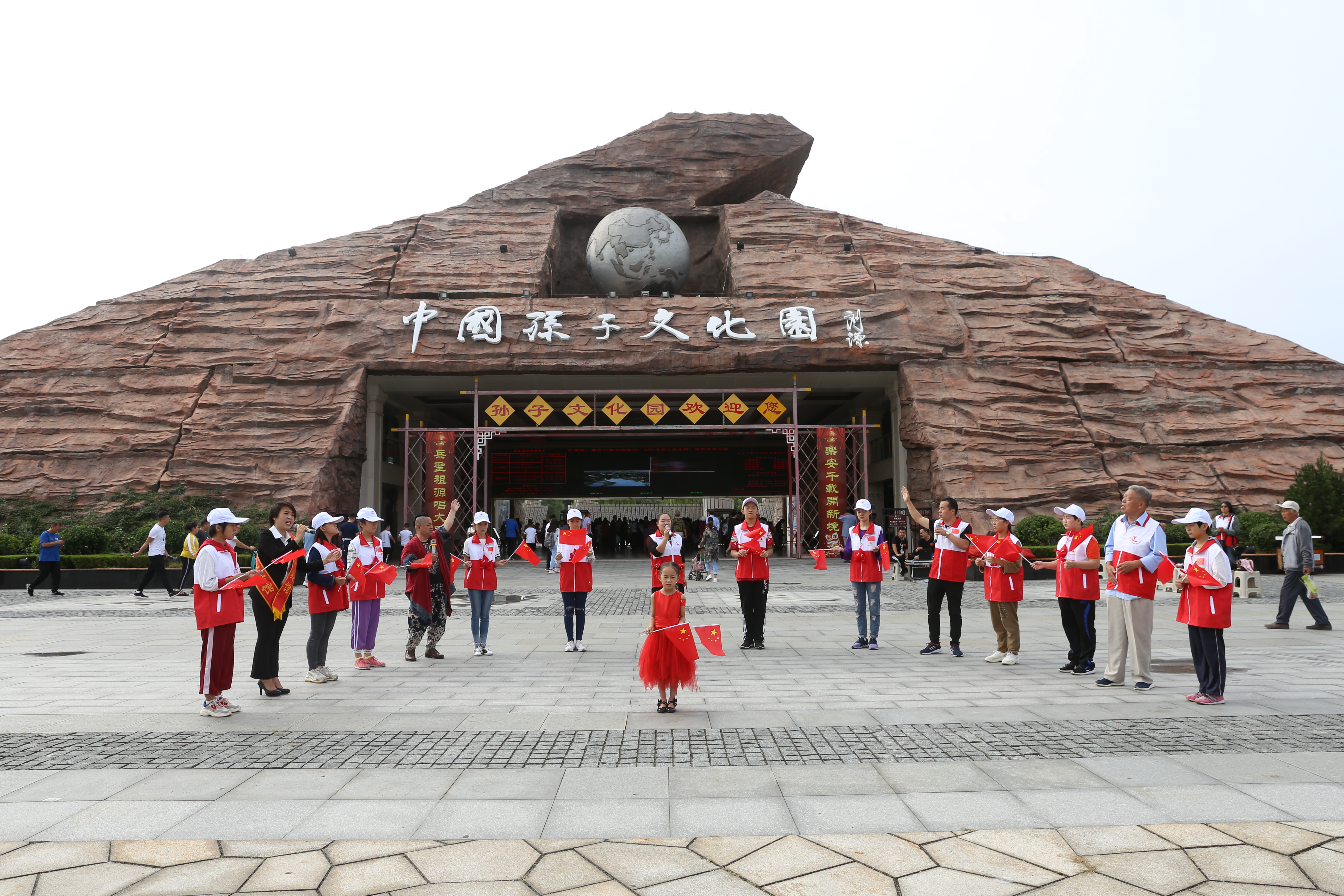 东营市无偿献血志愿服务队在广饶县乐安公园广场上举行了"我为祖国唱
