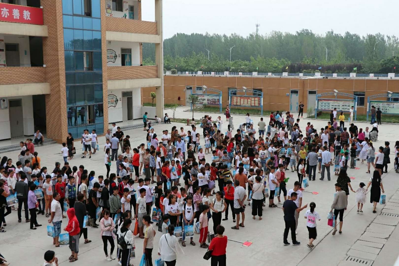 7月8日,巨野清华园学校要举行新生与家长见面会活动