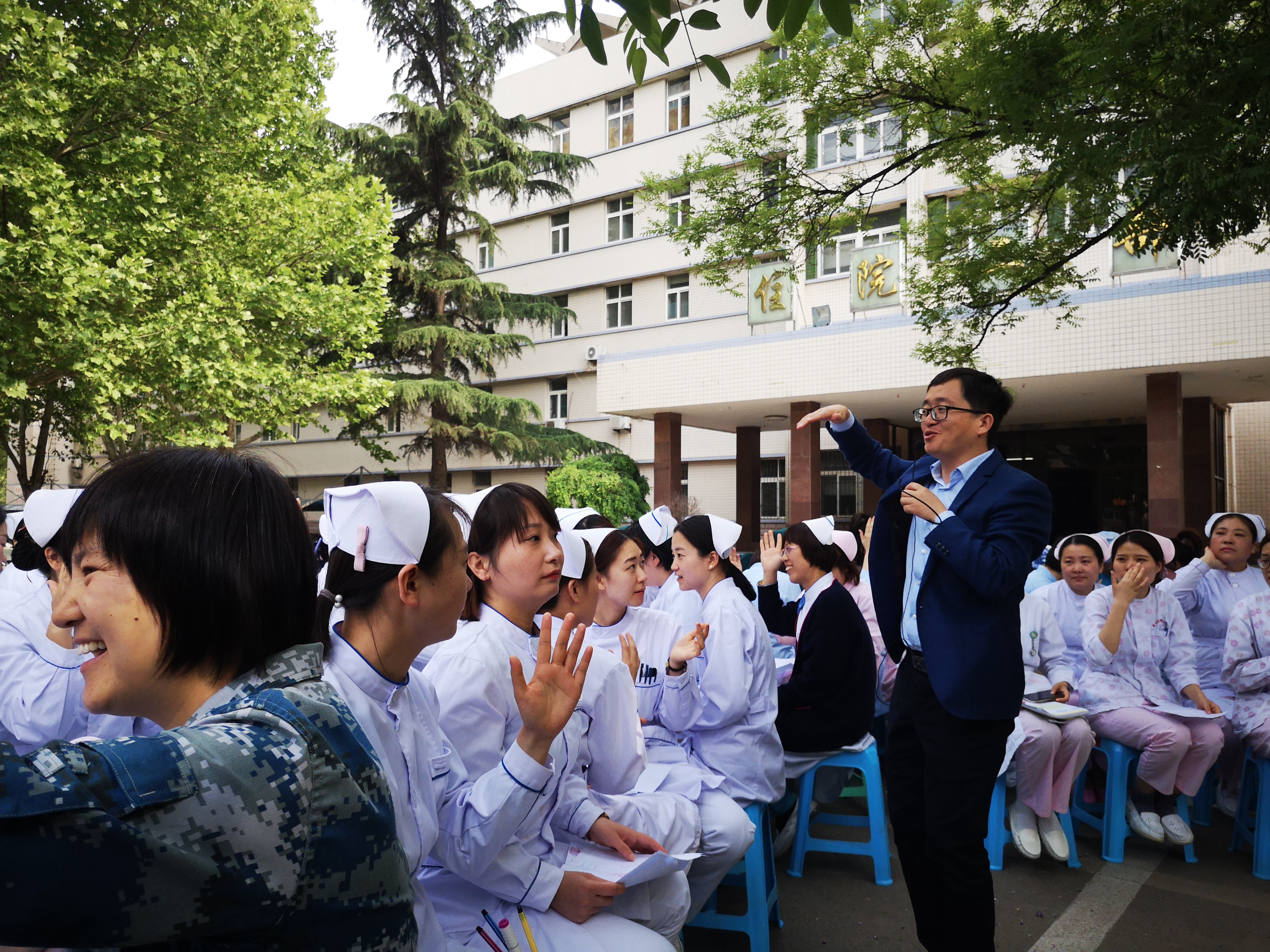 荷美心理聂秀清和罗清军为解放军医院开展心理团体