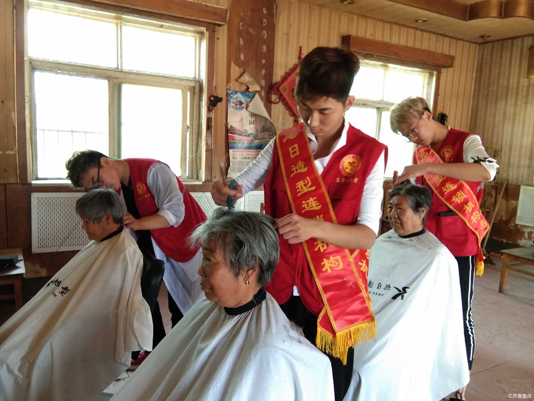 万泉村志愿服务队胜利分队开展爱心理发活动