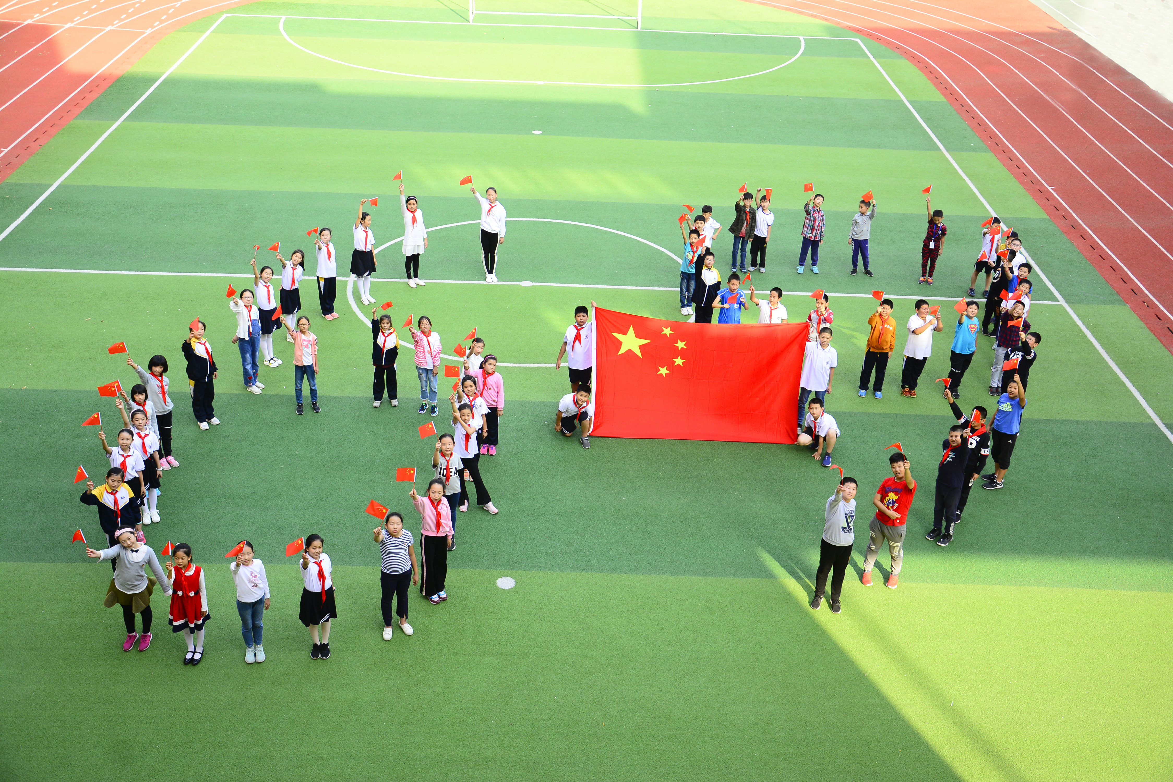 我和国旗合个影!历城区实验小学举行爱国教育活动