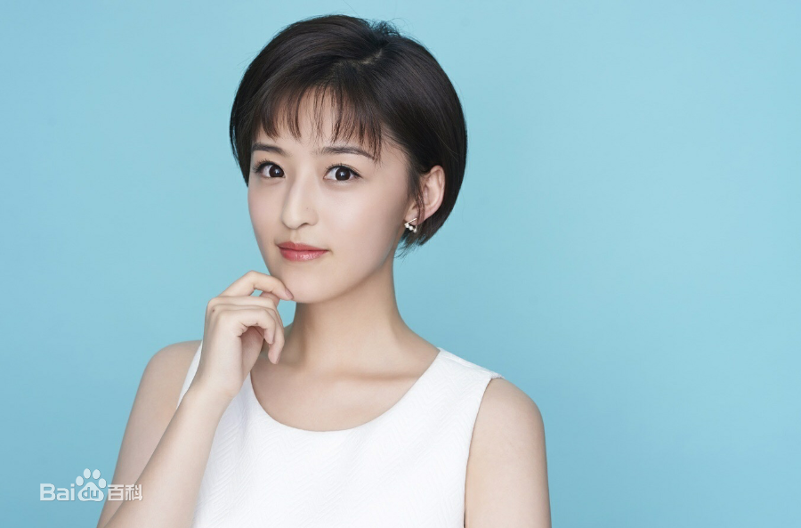 作为首批实习生进入央视体育节目中心,在沙桐,袁文栋等主持人的指导下