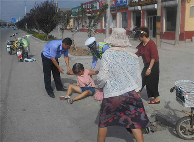 回家路上中暑晕倒,平度交警贴心救援