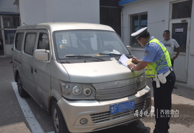 買車後從不年檢男子駕駛報廢麵包車販賣水果