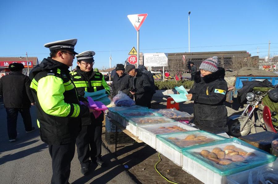 無棣交警利用農村集市開展冬季交通安全宣傳活動